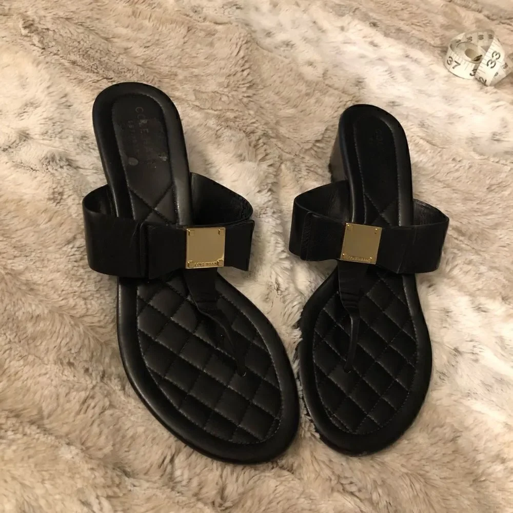 : : COLE HAAN OS GRAND Thong Sandals with Gold Tone Block Square Logo Detail : :